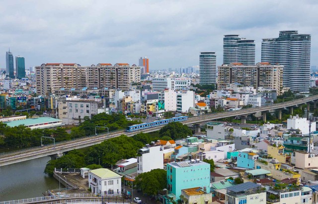 Chuyến tàu đầu tiên chở khách VIP từ Metro Bến Thành ra Suối Tiên