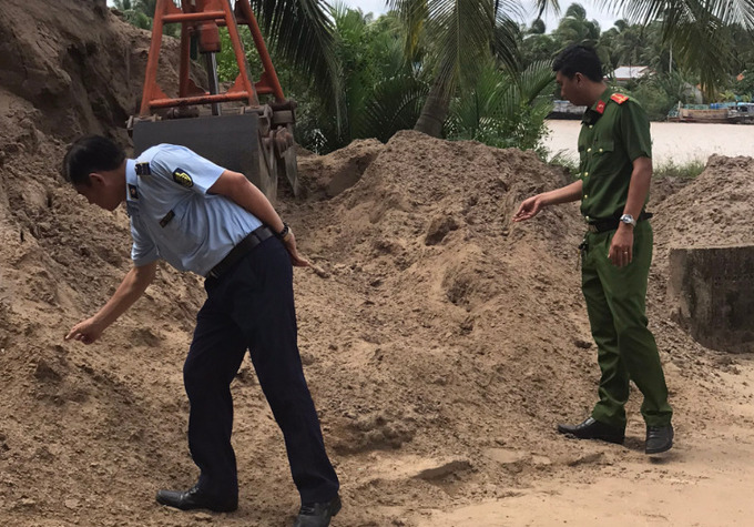 Lực lượng chức năng kiểm tra tại hộ kinh doanh.