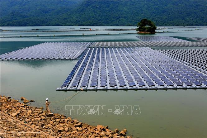 Một góc của Nhà máy điện mặt trời nổi Đa Mi. Ảnh: TTXVN