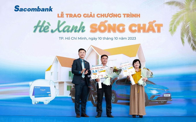 Ông Nguyễn Minh Tâm, Phó Tổng giám đốc Sacombank trao 2 giải đặc biệt là căn hộ chung cư cao cấp trị giá 3,5 tỷ đồng/căn cho khách hàng Lê Minh Xuân và khách hàng Phùng Thị Nhi.