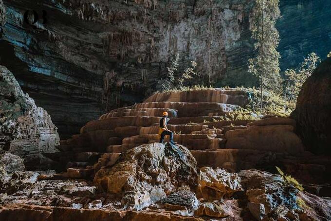 Những tảng thạch nhũ xếp chồng lên nhau tạo thành hình ruộng bậc thang vô cùng độc đáo bên trong Hang Tiên