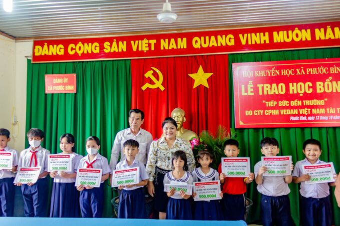 Bà Nguyễn Thu Thủy, Phó Giám đốc Vedan trao tặng học bổng “tiếp sức đến trường”  cho các em học sinh xã Phước Bình huyện Long Thành tỉnh Đồng Nai