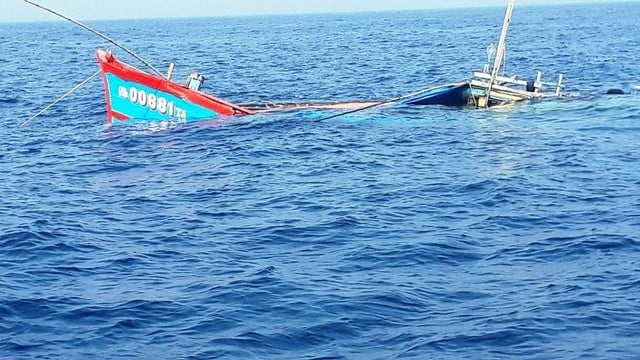 Khẩn trương tìm kiếm, cứu nạn các ngư dân trên 02 tàu cá bị chìm tại khu vực đảo Song Tử Tây. Ảnh minh hoạ.
