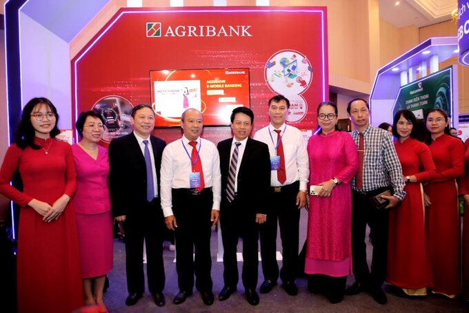 Đoàn đại biểu tham quan gian hàng của Agribank tại triễn lãm