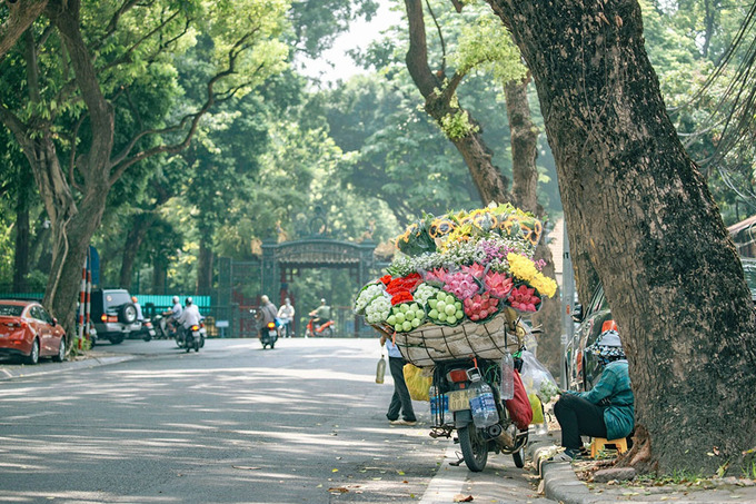 Với bầu không khí mát mẻ cùng những gánh hàng hoa tinh khôi khoe sắc trong làn gió, phảng phất hương thơm rải theo từng con phố, hương vị mùa thu đặc trưng ấy khiến biết bao người phải đắm say. Ảnh: Internet