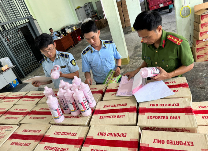 Lực lượng chức năng kiểm tra hàng hóa vi phạm.