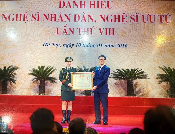 Năm 2016, nghệ sĩ Hương Giang được Chủ tịch nước phong tặng Danh hiệu Nghệ sĩ Ưu tú. Ảnh: Internet