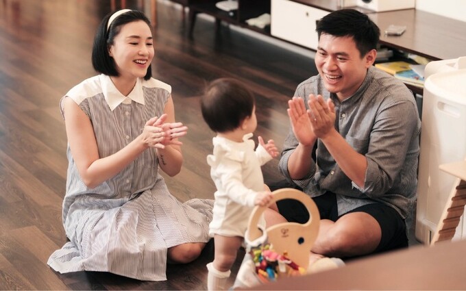 Cả bố và mẹ luôn đồng hành cùng cô bé từ khi lọt lòng.
