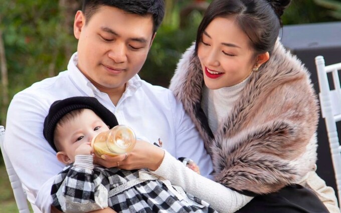 May mắn là trên hành trình làm mẹ bỉm, Salim luôn được chồng thiếu gia đồng hành bên cạnh, chia sẻ với vợ việc chăm sóc và nuôi dạy con gái.