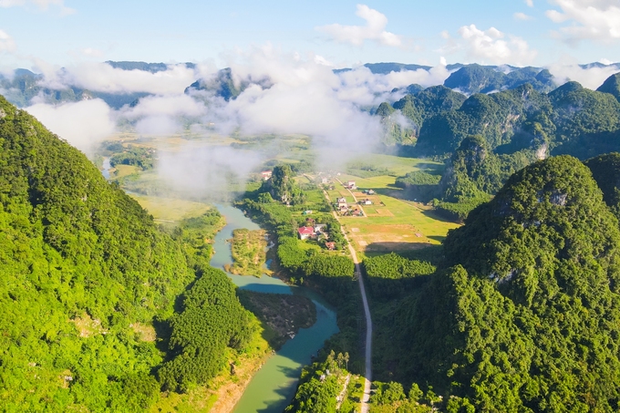 Sông Rào Nan chia đôi ngôi làng.