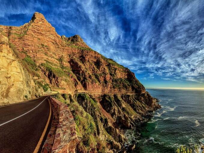 5. Đứng thứ 5 là Chapman's Peak, Nam Phi (8,8 km, 2140 ảnh/km). Cung đường dài 5,5 dặm chạy ven biển Đại Tây Dương này có địa hình địa lý khá giống Big Sur. Du khách tới đây có thể phóng tầm mắt, cảm nhận vẻ đẹp nhất của 