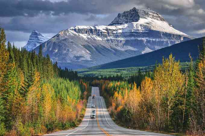 10. Đứng thứ 10 trong danh sách là Icefields Parkway, Canada (232 km, 488 ảnh/km). Cung đường Icefields trải dài và kết nối hồ Louise với Jasper, Alberta. Đây là cung đường sở hữu vô số điểm dừng chân đẹp tuyệt vời để du khách thoải mái check-in, ngắm cảnh sông băng, thác nước...