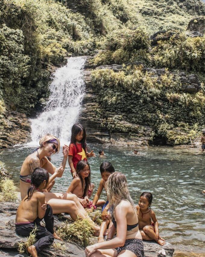 Charlotte và Natalie chơi đùa cùng những đứa trẻ Hà Giang. Ảnh: The Broke Backpacker.