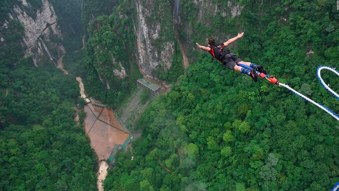 Nhảy Bungee từ cây cầu kính.