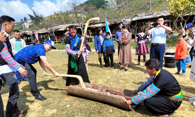 Trải nghiệm dã bánh dày với đồng bào Mông ở huyện Vân Hồ, tỉnh Sơn La.