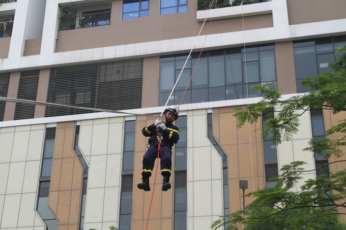 Quận Tây Hồ diễn tập phòng cháy chữa cháy tại tòa nhà cao tầng. Ảnh: Vân Nhi