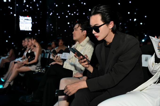 Gin Gray qua ống kính nhiếp ảnh gia tại sự kiện Tuần lễ thời trang quốc tế - Aquafina Vietnam International Fashion Week 2023.
