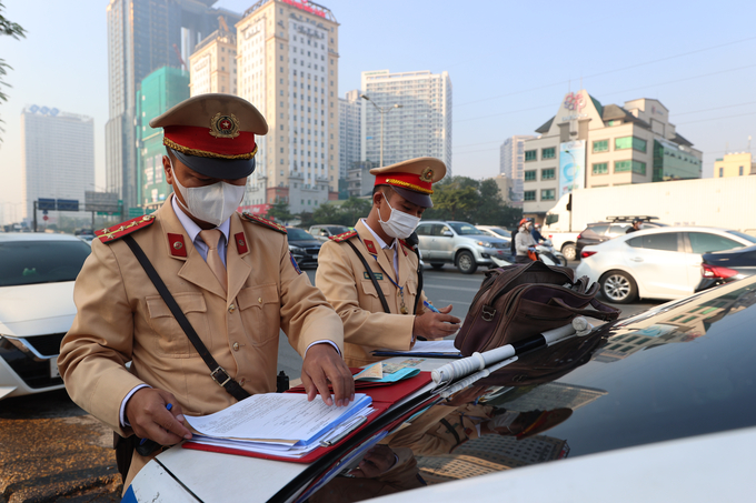 Tổ công tác lập biên bản các phương tiện vi phạm.