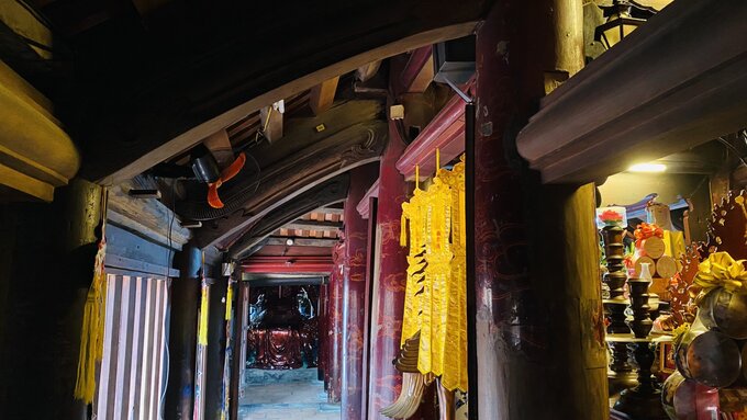 Bên trong cung Thánh, hầu hết làm bằng gỗ lim.