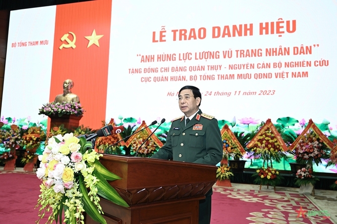 Bộ trưởng Bộ Quốc phòng Phan Văn Giang phát biểu tại buổi Lễ trao danh hiệu Anh hùng LLVT nhân dân tặng đồng chí Đặng Quân Thụy. Ảnh: NGÔ VIỆT TRUNG