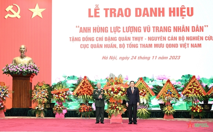 Đồng chí Trần Thanh Mẫn, Ủy viên Bộ Chính trị, Phó chủ tịch Thường trực Quốc hội tặng hoa Trung tướng Đặng Quân Thụy. Ảnh: NGÔ VIỆT TRUNG