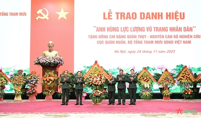 Lãnh đạo Bộ Tổng Tham mưu Quân đội nhân dân Việt Nam tặng hoa chúc mừng đồng chí Đặng Quân Thụy. Ảnh: NGÔ VIỆT TRUNG