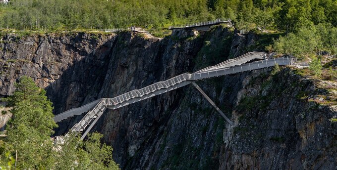 Cây cầu vượt thác Vøringsfossen tại Na Uy.