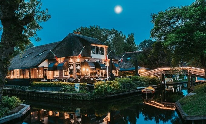 Giethoorn mang vẻ đẹp quyến rũ và mê hoặc dưới ánh trăng.