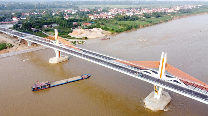 Cầu Vĩnh Phú bắc qua sông Lô, nối 2 tỉnh 