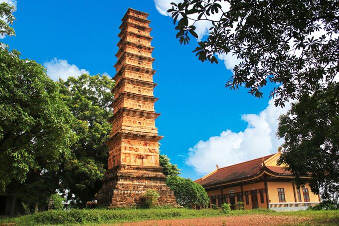 Tháp cổ Bình Sơn nằm ở trong khuôn viên chùa Vĩnh Khánh của huyện Sông Lô.