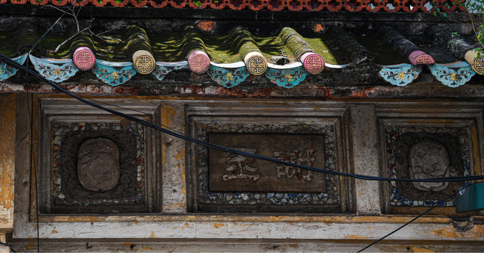 Mái của cổng sau ở phố Nguyễn Quang Bích vẫn còn giữ được lớp ngói lưu ly nguyên bản.