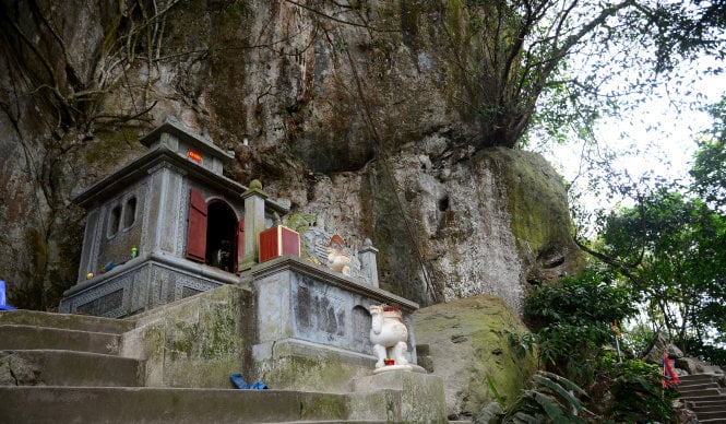 Đền Thượng được xây bằng đá sát vách núi.
