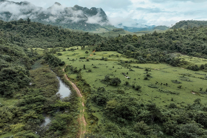 Du khách có thể chọn hành trình trekking xuyên hang với tổng quãng đường di chuyển khoảng 16km.