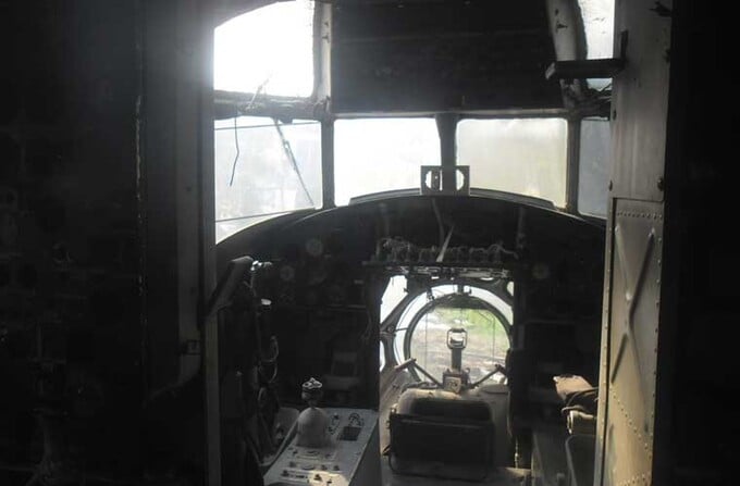 Cận cảnh buồng lái trực thăng Mi-6, ở giữa là vị trí của hoa tiêu.