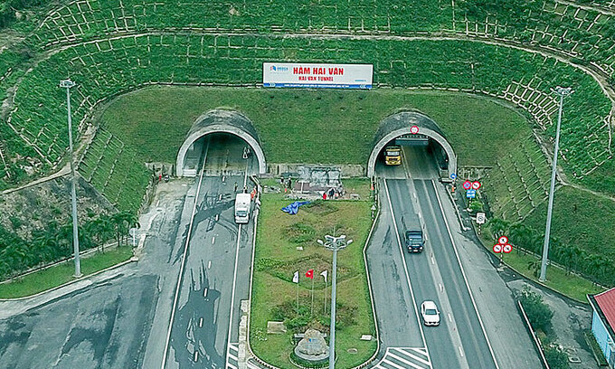 Hầm Hải Vân nằm trên quốc lộ 1A đang giữ kỷ lục hầm xuyên núi dài nhất Đông Nam Á.