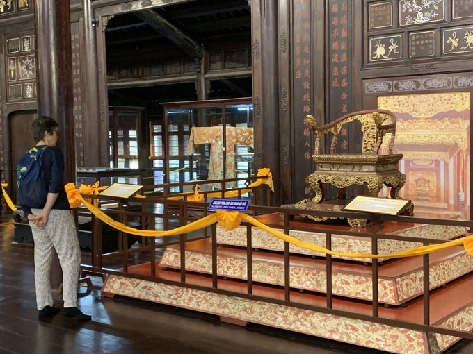 Ngai vua triều Nguyễn được trưng bày tại điện Long An, khi điện Thái Hòa trong Đại Nội trùng tu.
