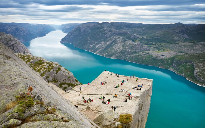 Mỏm đá nổi tiếng Preikestolen ở Na Uy.