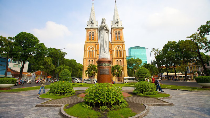 Công viên bên ngoài nhà thờ là địa điểm check-in của nhiều du khách