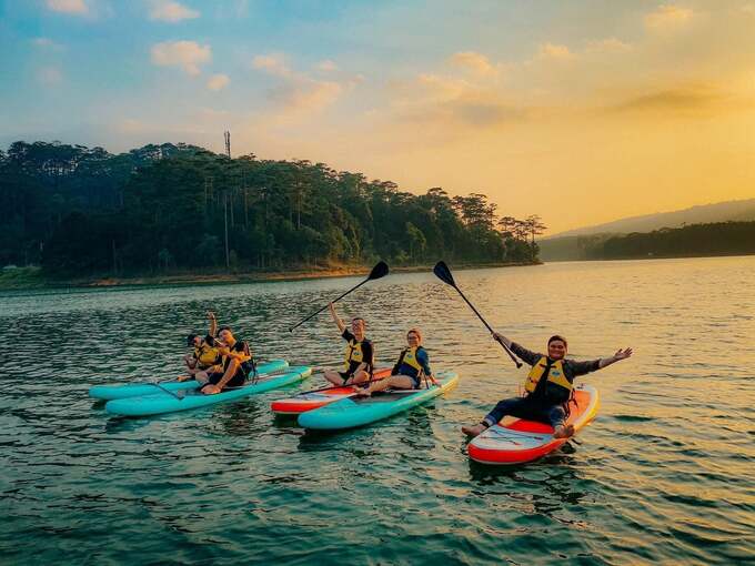 Chèo sup, chèo thuyền kayak trên hồ