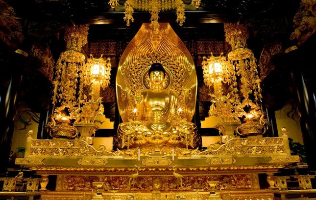 Điện Vàng (Golden Shrine) tại Chính Điện nổi bật với những hoa văn được chạm khắc tinh xảo.