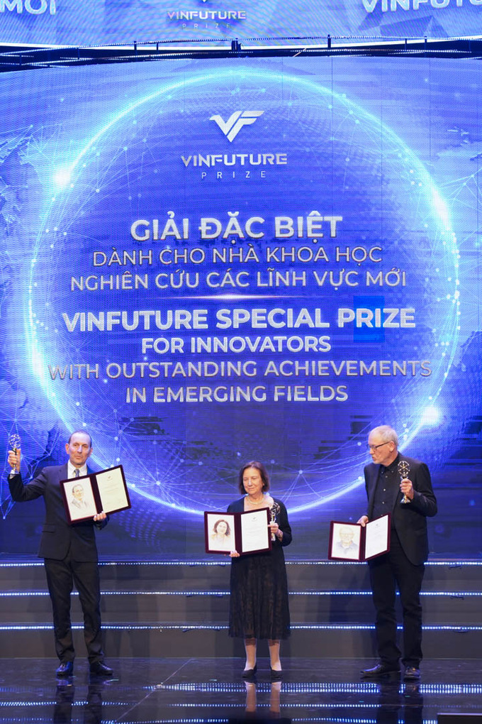 Giải Đặc biệt VinFuture 2023 dành cho Nhà khoa học nghiên cứu các lĩnh vực mới đã được trao cho GS. Daniel Joshua Drucker (Canada), GS. Joel Francis Habener (Mỹ), GS. Jens Juul Holst (Đan Mạch) và PGS. Svetlana Mojsov (Mỹ).