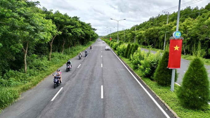 Đường Rừng Sác là đường giao thông chính yếu chạy dọc huyện Cần Giờ, xuyên theo trục tây bắc - đông nam.