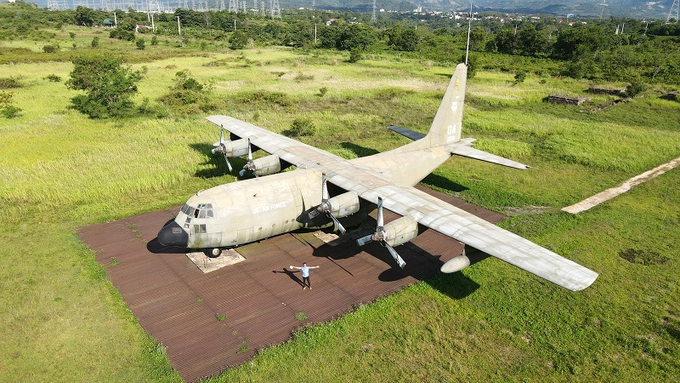 Chiếc máy bay chuyên vận tải quân sự C-130 với đường băng bằng những tấm ri sắt được phục chế tại di tích sân bay Tà Cơn.