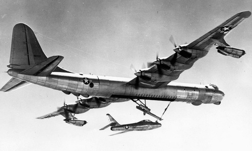Chiếc B-36 cùng tiêm kích ký sinh dưới bụng