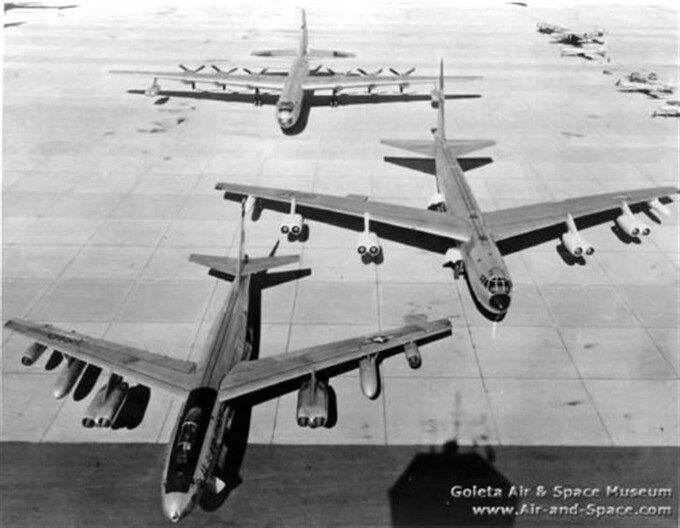 Bộ ba máy bay ném bom chiến lược của Mỹ thập niên 1950. Từ trước về sau: B-47, B-52, B-36.