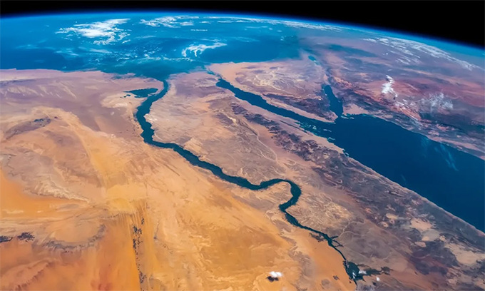 Sông Nile là sông dài nhất thế giới, chảy qua đông bắc châu Phi