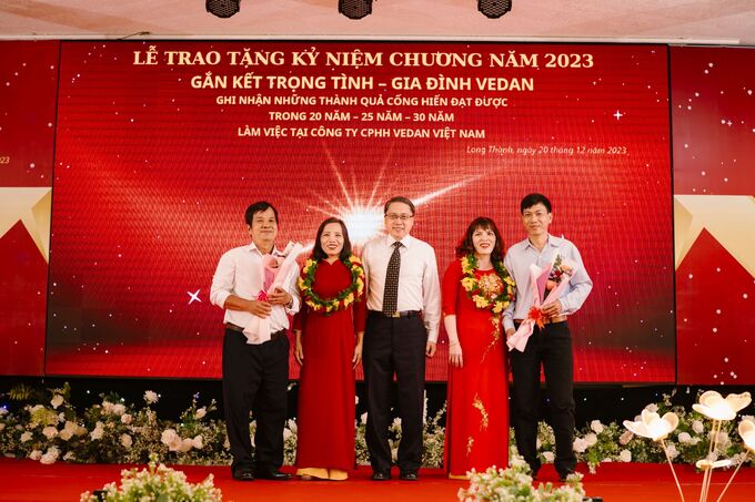 TGĐ Ni Chih Hao tặng hoa cho 2 cặp vợ chồng cùng làm việc tại Vedan hơn 25 năm