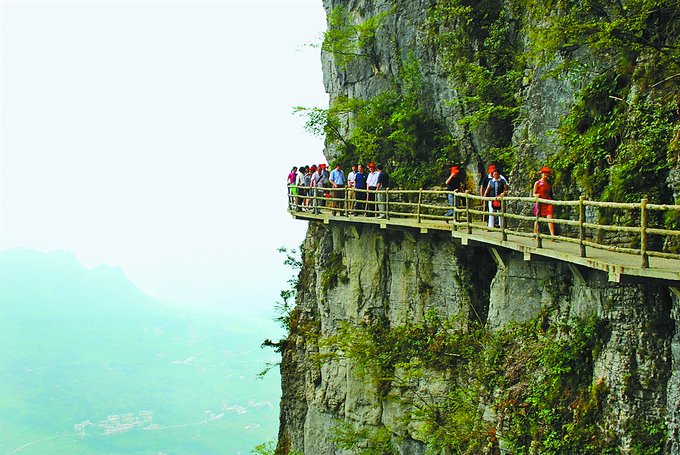 Con đường ván ghép hiểm trở dài 4,4km, nằm ở độ cao hơn 1.700m so với mặt đất