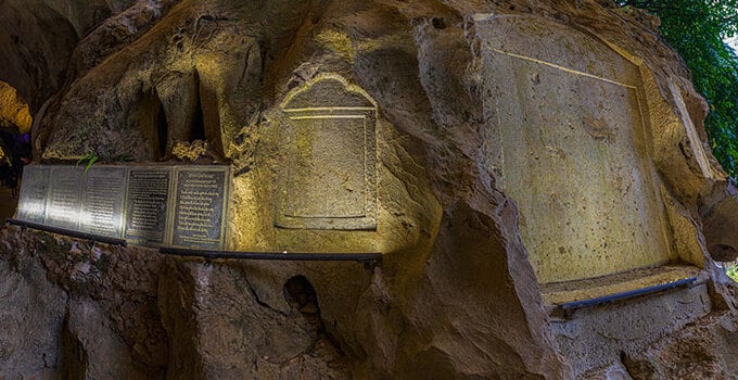 Hệ thống bia đá có giá trị văn hóa lịch sử còn được lưu lại tại động Tam Thanh