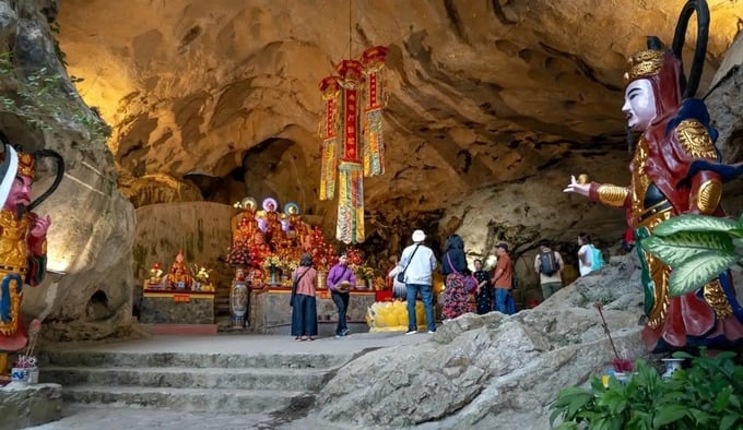 Cửa động Tam Thanh cũng là nơi dẫn vào chùa Tam Thanh